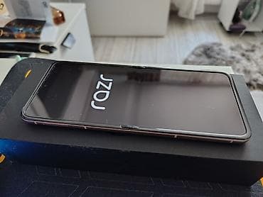aparat za palacinki: Motorola Razr 50, 8/256 – preklopni smartfon sa dva ekrana, stanje 9 — 4