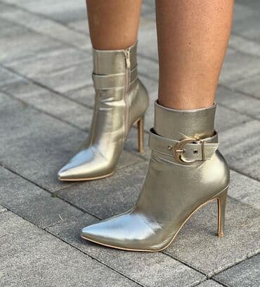 luna nova kolekcija 2023: Nova kolekcija 🆕
Br:36-41
Visina petE:10cm
Cena:4800din — 8