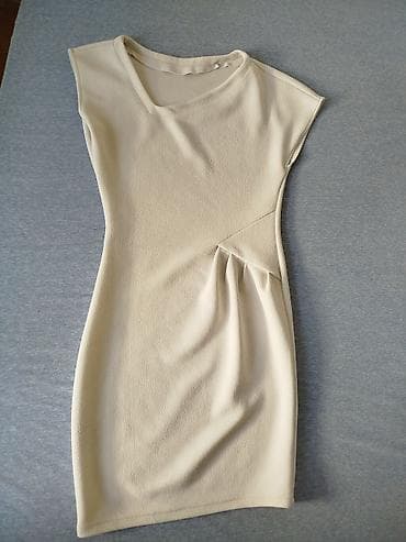 springfield haljine 2023: Elegantna krem haljina bez rukava, uskog kroja do iznad kolena. - — 1