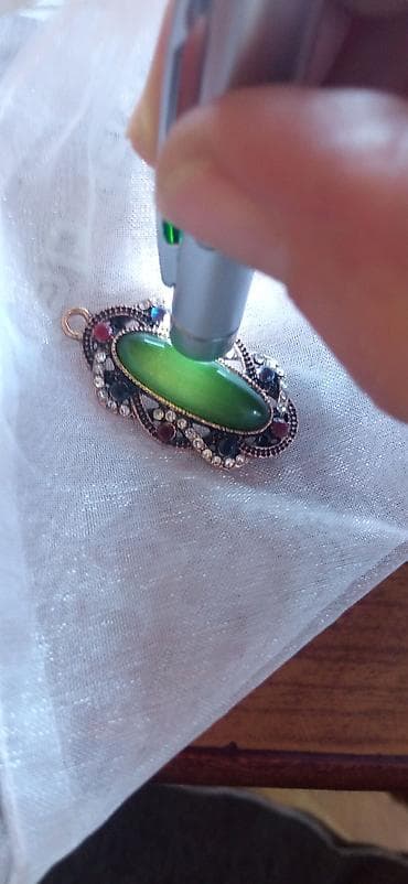 manual privesci: Stari privezak sa žadom i cirkonima — 1