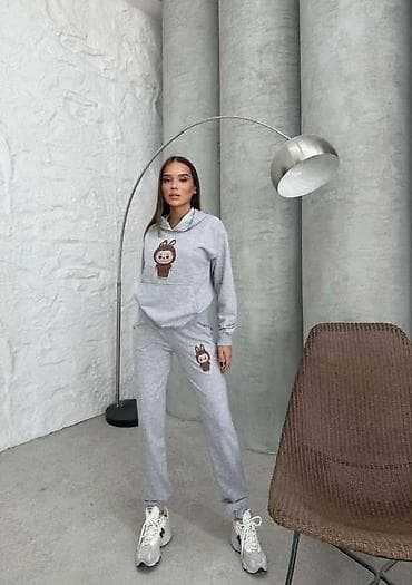 Lične stvari: Ženski komplet trenerke sa kapuljačom i printom nestašnog zeka. - — 3