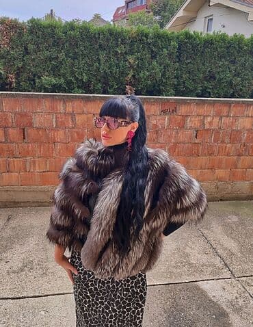 Bundica/krznena jakna – model sa širokim kragnom i kraćim rukavima