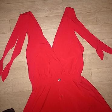 Lične stvari: Crvena haljina sa V‑izrezom i dugmadima po sredini. Model do ispod — 1