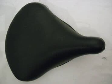 delovi za maketu fice: Bicikl gornji deo klasik sedista,duz. 27,sir.24 cm.plast/skaj — 1