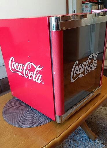 slusalice sa usima: Mini frižider Coca-Cola - Mini frižider Coca Cola (Koka Kola) donešen — 4