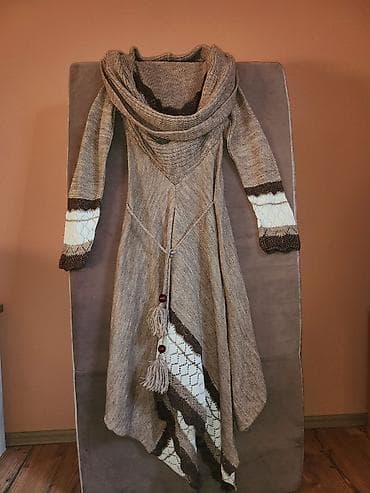 Prelepa unikatna pletena haljina u toplim braon i bež tonovima. Model na lalafo.rs Prelepa unikatna pletena haljina u toplim braon i bež tonovima. Model