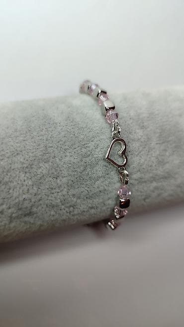 longines beograd: Delikatna narukvica sa ružičastim perlama i motivom srca - Dizajn — 2