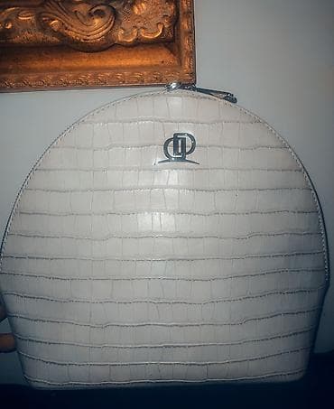 Polukružna ženska torba preko ramena, bež/ekru boje, sa utisnutim