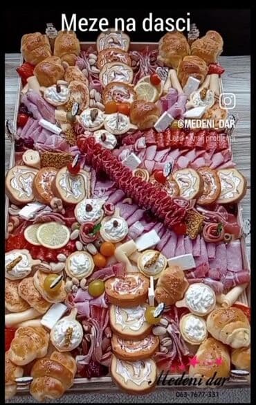 cena prohromskog lima po kilogramu: Slana torta za proslave, pažljivo aranžirana sa raznim vrstama — 2