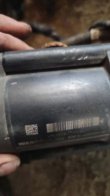 KOMPRESOR VAZDUSNIH JASTUKA ZA MERCEDES BENZ E 124, E 200, E 220 na lalafo.rs KOMPRESOR VAZDUSNIH JASTUKA ZA MERCEDES BENZ E 124, E 200, E 220