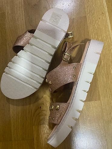 sandale bench: Sandale su potpuno nove Italijanske u broju 40, ali odgovaraju i 39 Ko — 2