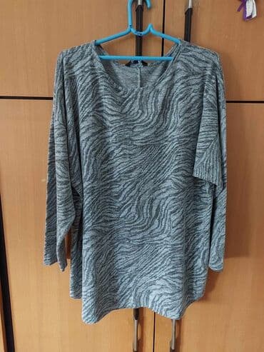pull and bear suknje: Prelep sivi dzemper
Prskano sivi
Po grudi od 60-70
Duzina 74
1500 — 3
