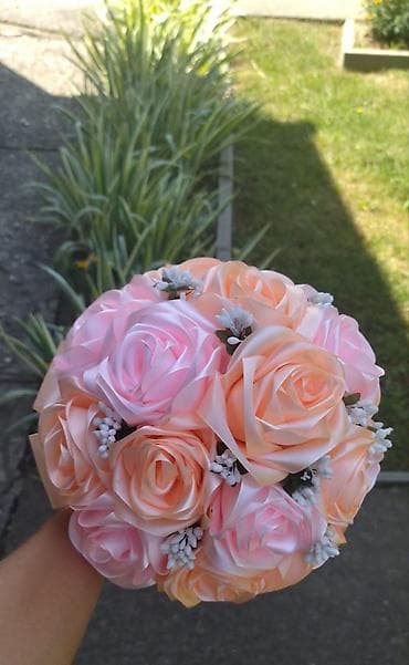 Muška odeća: Ručni buketi od satenskih ruža – elegantni aranžmani za venčanja — 5