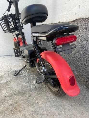 zvučnici sa mikrofonom: Električni bicikl crvene boje sa pomoćnim pedalama, idealan za gradsku — 2