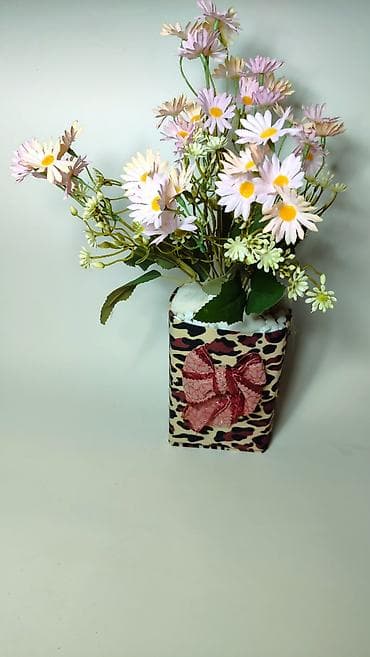 Kućni dekor: Dekorativna aranžirana veštačka saksija sa belim/lila tratinčicama - — 9