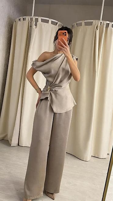 Skirts: Komplet
Cena 3400
Uni vel.
V28 — 9