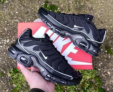 trapstar komplet: Nike TN patike u crnoj boji sa sivim i belim detaljima. Model je — 1