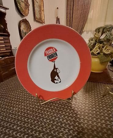 forma ideale trosedi i dvosedi cene: Držači za ukrasne tanjire i slike. Metalni.Ima ih 5 komada. Cena — 1