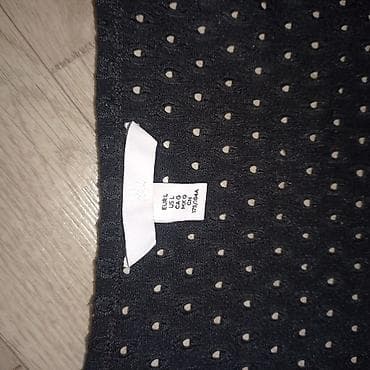 mona kosulja: H&M ženska bluza/majica kratkih rukava u crnoj boji. - Model — 2