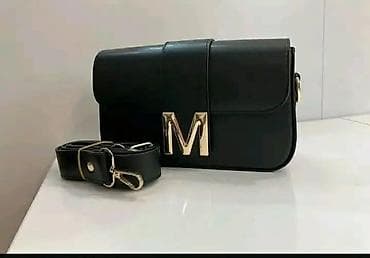 pletene torbe waikiki: Crna ženska torbica preko ramena sa zlatnim slovom “M” na preklopu. - — 3