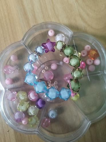 Set za izradu nakita – kutija u obliku cveta sa raznobojnim perlama -