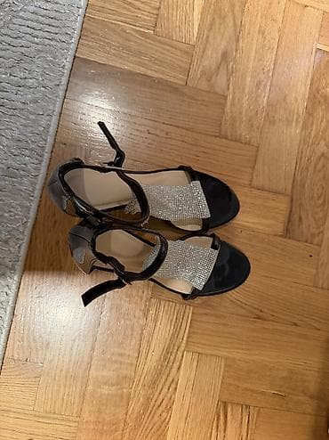 sandale gino rossi: Stikle sa kristalima koji reflektuju prelep odsjaj. Lakovane. Dostupne — 6