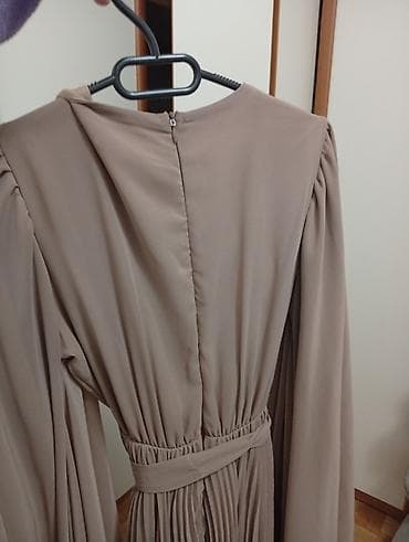 duge letnje suknje: Elegantna duga haljina u taupe/bež nijansi. - Maksi dužina sa bogatim — 2