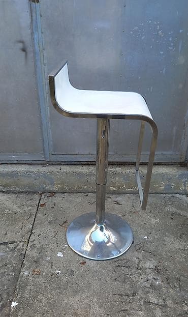 Stolica barska. 
Super ocuvana, može da se podiže i spušta