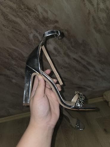 metalni kais: ALDO sandale na štiklu – srebrne - Model: elegantne sandale sa kaišem — 4