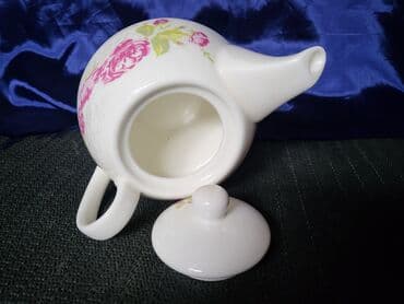 Bokalcic nov porcelanski. Bokal,sve na njemu odsjaj od svetla — 6