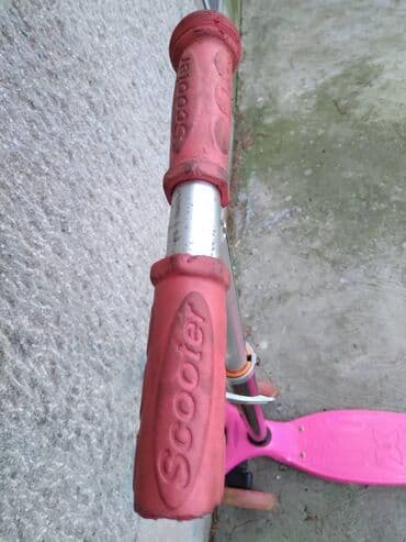 dva i po muskarca serija sa prevodom: Trotinet Scooter II sa cetiri tocka – dva napred i dva — 1