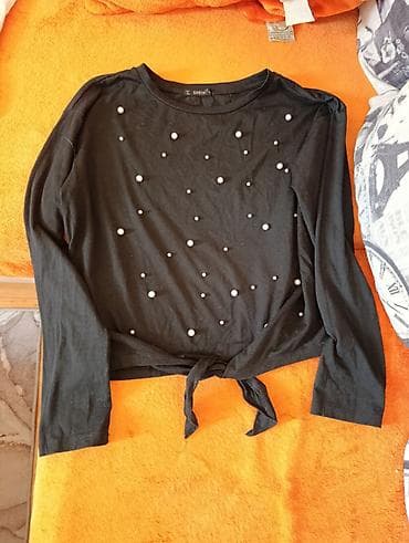 pantalone sa perjem: Crna majica dugih rukava sa ukrasnim bisernim aplikacijama sprijeda — 1