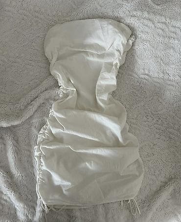 Bershka bela haljina na bretele, model sa naborima i učkurom - Brend na lalafo.rs Bershka bela haljina na bretele, model sa naborima i učkurom - Brend