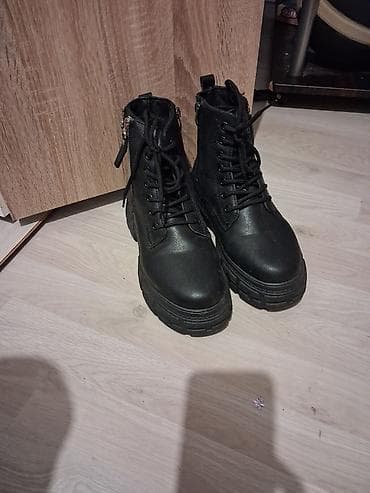 crne kozne cizme: Kao nove, dva puta nosene crne ženske gležnjače sa debljim đonom i — 7