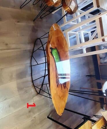 Stolice: Slika 1-2-3-• Ploča Stola od punog drveta Mazera sa zelenom epoxy — 3