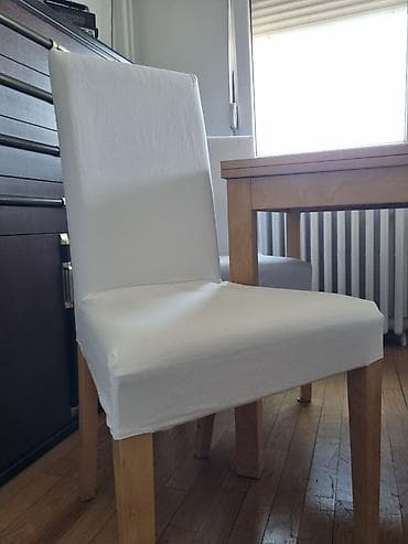američki plakar: Ikea drveni sto na rasklapanje i četiri stolice. Dimenzije stola: kad — 3