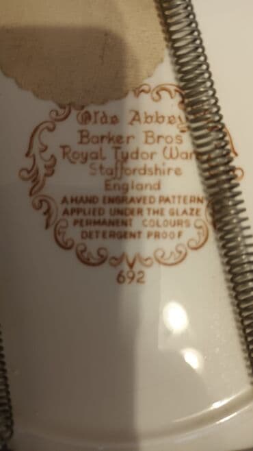 poznavanje robe za 2 i 3 razred trgovinske skole: Dekorativni porcelanski tanjir – Barker Bros, Royal Tudor Ware — 2
