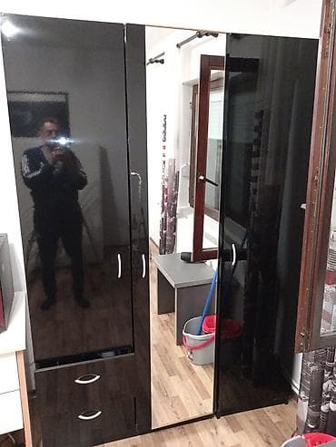 decije sobe za devojcice forma ideale: Trodela garderober/ormar sa visokosjajnim crnim frontovima i belim — 1