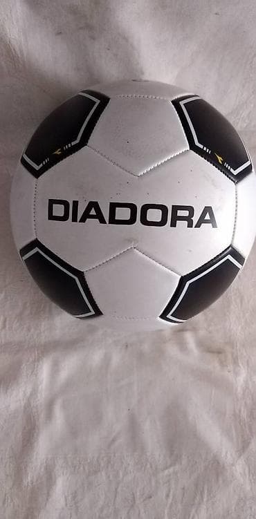 Lopta za fudbal Diadora br.5, 409 grama,kao nova