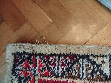 beli tepih cvece: Tepih stazica Duzina oko 140 cm. Sirina oko 70 cm. S jedne strane — 2