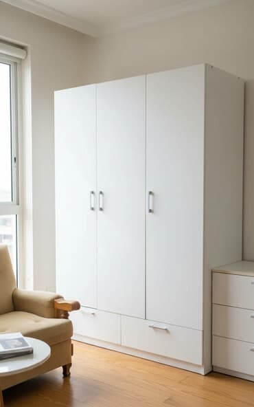 Stolovi: Trokrilni garderober – bela boja - Moderan, minimalistički dizajn u — 2