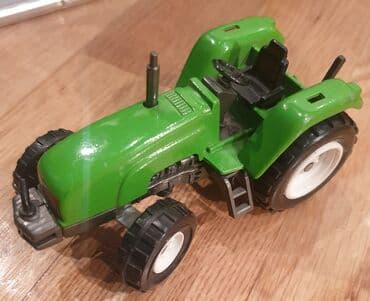 jagodica bobica igracka: Majorette igracka traktor automobilcic, razmera 1:43 — 2