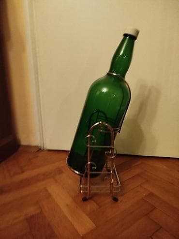 Ostali stilski dekor: Dekorativna zelena staklena boca flasa sa metalnim stalkom “Black — 9