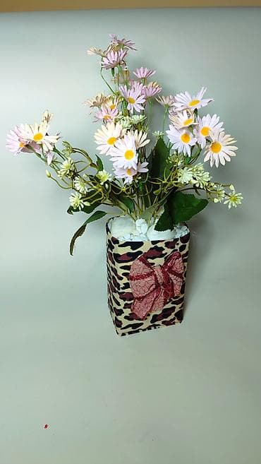 Dekorativna aranžirana veštačka saksija sa belim/lila tratinčicama -