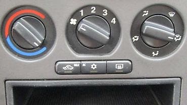 zuti trougao na instrument tabli: KONZOLA KLIME ZA OPEL ASTRA G OD 1998. DO 2009. GOD. | Polovni — 1