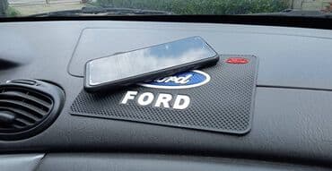 ulozak za auto sediste: FORD gumena neklizajuća podloga. Dimenzije 13*20cm. Samo se postavi na — 5