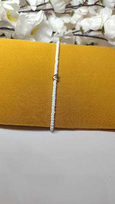 tople pidžame: Minimalistička narukvica sa sitnim belim perlama i zlatnim priveškom u — 2