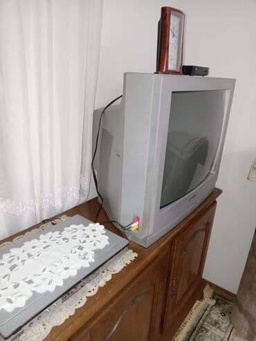 CRT televizor sa ravnim ekranom, idealan za gledanje omiljenih — 2