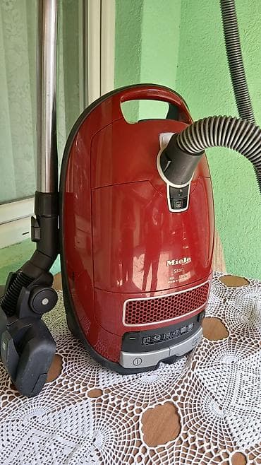 panasonik tv: Miele S8310 usisivač sa kesom – 300–2200 W, Made in Germany. Crvena — 2