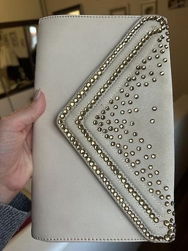 Elegantna ženska pismo torbica ALDO u bež/šampanj nijansi. Dimenzije